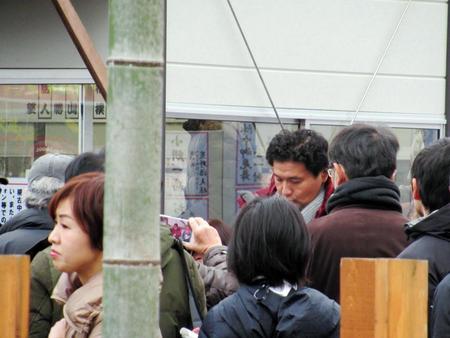 稽古後、サインに応じる貴乃花親方