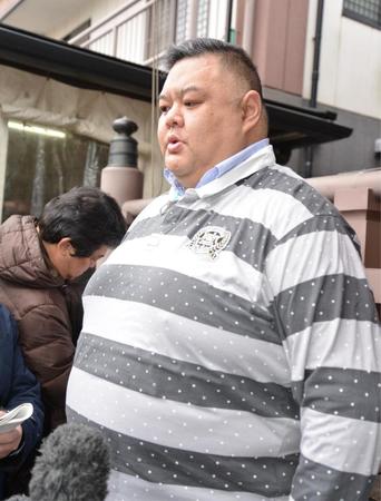 　取材に応じて稀勢の里の休場を伝える田子ノ浦親方