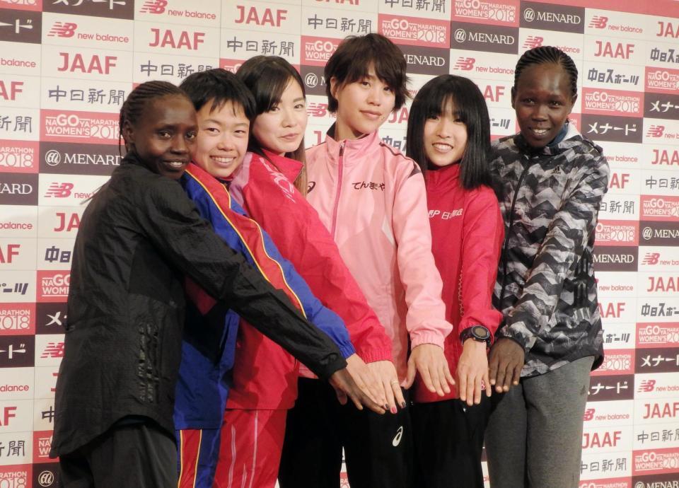 レースへ向けて意気込む（左から）バラリー・ジェメリ、清田真央、前田彩里、小原怜、関根花観、チェイエチ・ダニエル