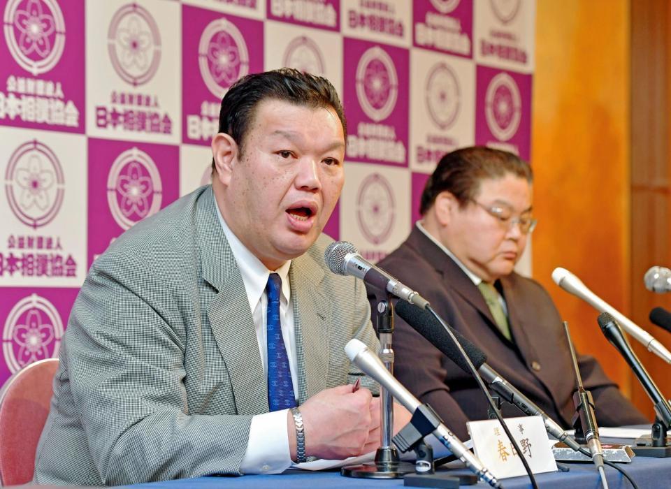 相撲理事会と年寄総会を終え、記者会見する春日野親方。右は鏡山親方（撮影・立川洋一郎）