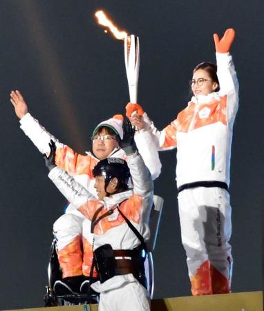 平昌冬季パラリンピックの最終聖火ランナーを共同で務めた平昌五輪カーリング女子銀メダリストの金ウンジョン選手（右）＝共同