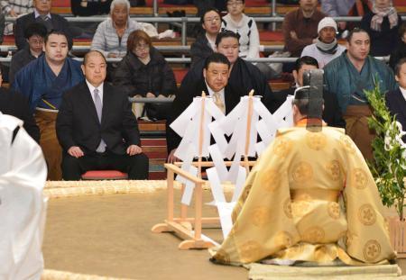 　土俵祭りに出席した八角理事長（前列左端）と鶴竜（その左後ろ）。右端は栃ノ心＝１０日、エディオンアリーナ大阪