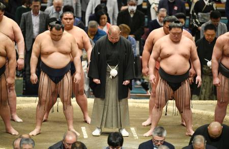 　初日を迎えた大相撲春場所で、東日本大震災の犠牲者に黙とうをささげる日本相撲協会の八角理事長（中央）や横綱鶴竜関（前列左）ら＝１１日午後、大阪市浪速区のエディオンアリーナ大阪