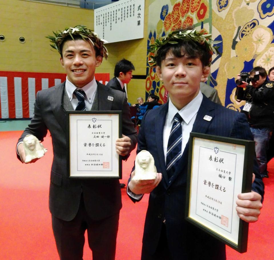 　日体大の卒業式に出席した文田健一郎（左）と樋口黎