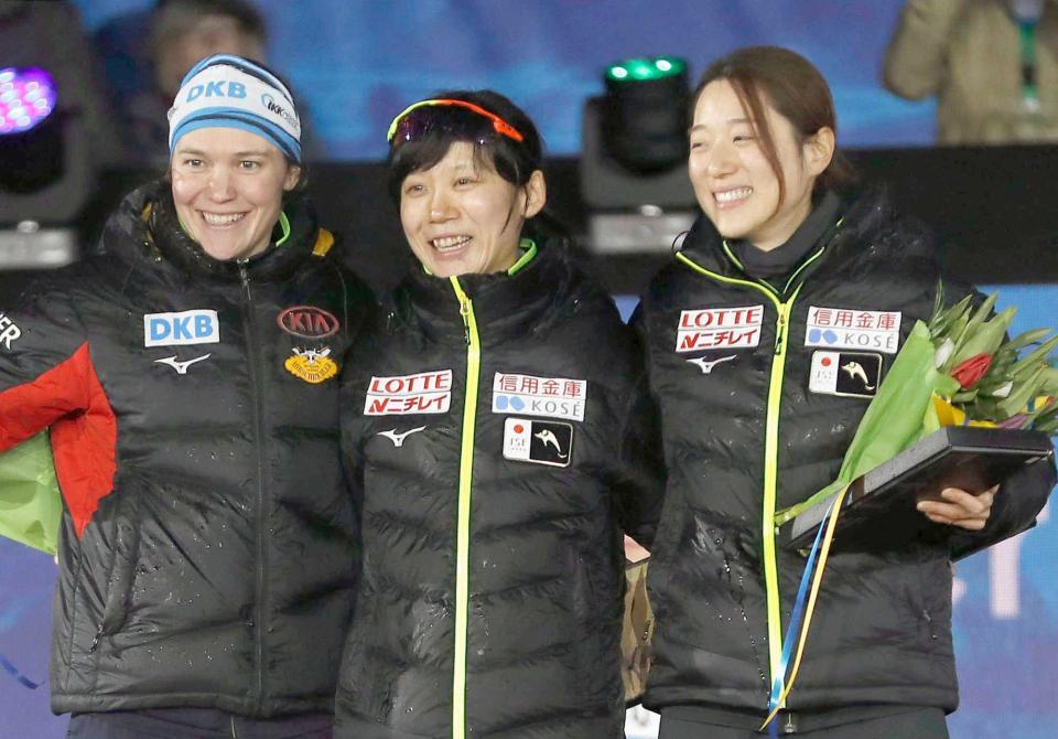 　女子５００メートルの表彰台で笑顔を見せる１位の高木美帆（中央）と３位の菊池彩花（右）＝共同