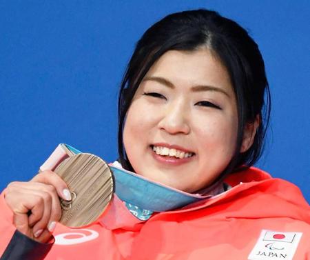 　平昌冬季パラリンピック・アルペンスキー女子スーパー大回転座位のメダル授与式で、銅メダルを手に笑顔の村岡桃佳