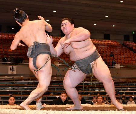 宇瑠寅（左）を押し出しで破った納谷＝エディオンアリーナ大阪（撮影・持木克友）