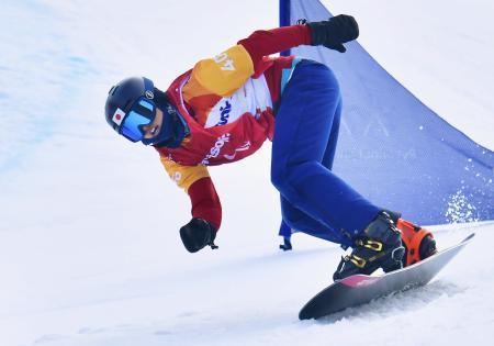 　平昌パラリンピックのスノーボードクロス男子下肢障害３位決定戦で滑走する成田緑夢。銅メダルを獲得した＝１２日、韓国・平昌（共同）