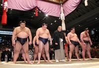 ３・１１を偲んで黙とうする力士ら　※※　＝エディオンアリーナ大阪