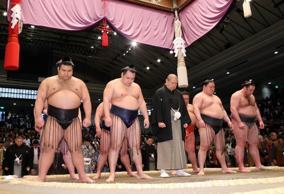 ３・１１を偲んで黙とうする力士ら　※※　＝エディオンアリーナ大阪