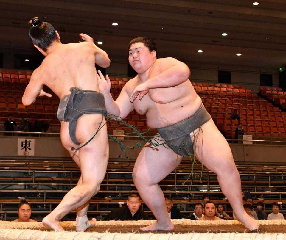 宇瑠寅（左）を押し出しで破った納谷＝エディオンアリーナ大阪（撮影・持木克友）