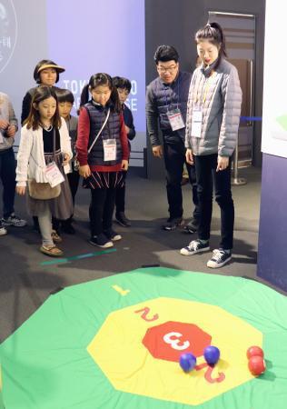 　２０２０年東京五輪・パラリンピックのＰＲ拠点「ジャパンハウス」で、ボッチャを体験する子どもたち＝１１日、韓国・江陵（共同）