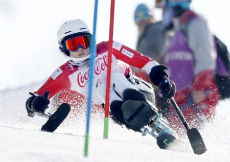 　女子スーパー複合座位で銅メダルを獲得した村岡桃佳の後半・回転の滑走＝平昌（共同）