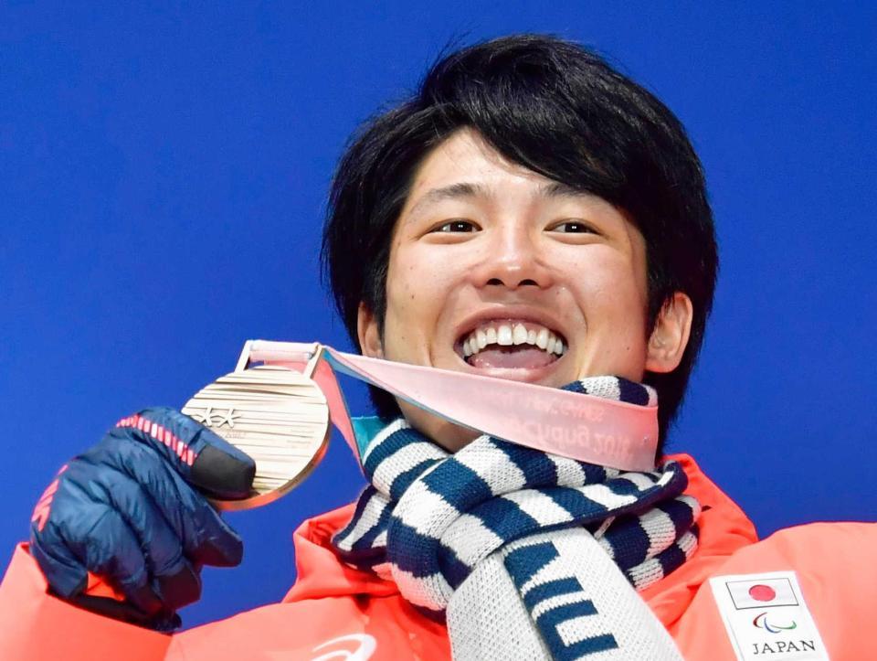 　メダル授与式で、銅メダルを手に笑顔の成田緑夢（共同）