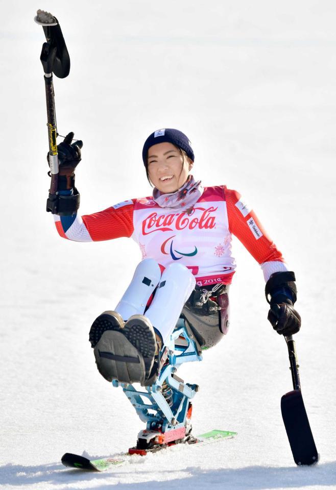 　平昌冬季パラリンピックのアルペンスキー女子スーパー複合座位で銅メダルを獲得し、歓声に応える村岡桃佳（共同）