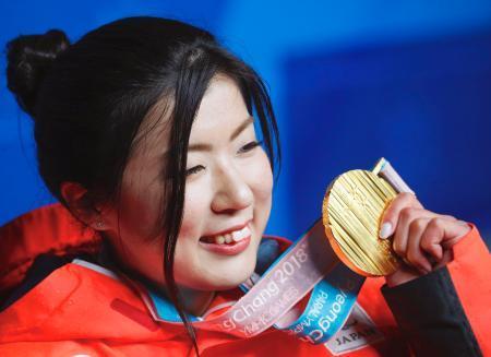 金メダル「やっぱり一番きれい」 村岡選手が授与式で喜び