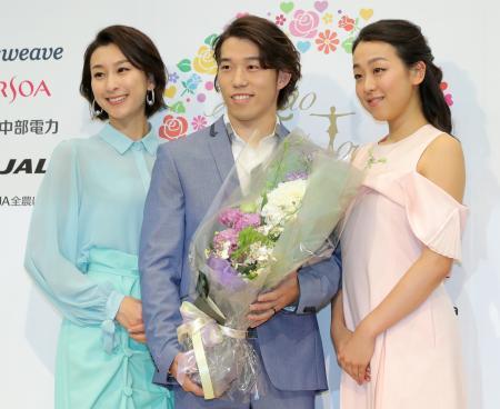 　現役引退を表明し、浅田舞さん（左）、真央さん姉妹と花束を手にポーズをとる無良崇人＝１６日、東京・六本木