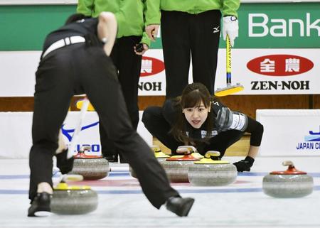 　竹田・竹田戦でスイープする清水（左）に指示を出す吉田知＝みちぎんドリームスタジアム