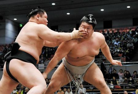 栃飛龍（左）の張り手をもらう貴ノ岩＝エディオンアリーナ大阪（撮影・佐藤厚）