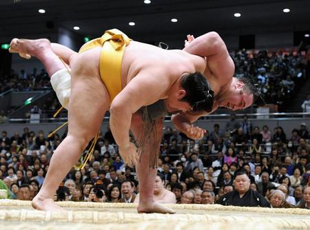 遠藤（手前）を小手投げで下した栃ノ心＝エディオンアリーナ大阪（撮影・佐藤厚）