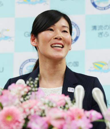 　引退記者会見で笑顔を見せる、リオ五輪競泳女子２００メートル平泳ぎ金メダルの金藤理絵選手（共同）