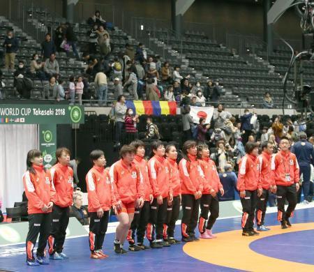 　レスリング女子の国別対抗戦Ｗ杯１次リーグで３連勝し、観客にあいさつする日本選手ら＝１７日、群馬県高崎市の高崎アリーナ