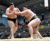 琴宮倉（左）を押し出しで破り４連勝、勝ち越しを決めた納谷＝エディオンアリーナ大阪（撮影・佐藤厚）