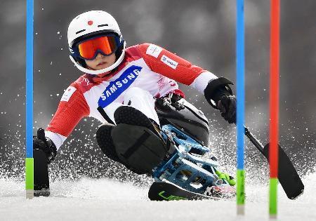 　平昌冬季パラリンピックのアルペンスキー女子回転座位で銀メダルを獲得した村岡桃佳。冬季の日本選手で史上最多となる１大会５個のメダルを手にした＝１８日、韓国・平昌（共同）