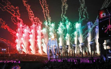 　平昌冬季パラリンピックの閉会式で打ち上げられた花火。中央は聖火台＝１８日、平昌（共同）