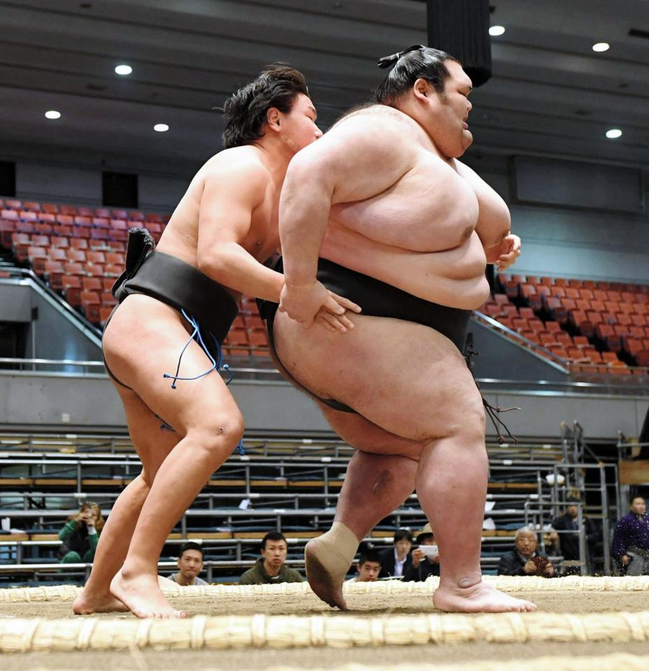 謙豊（右）を送り出しで破った豊昇龍＝エディオンアリーナ大阪（撮影・佐藤厚）