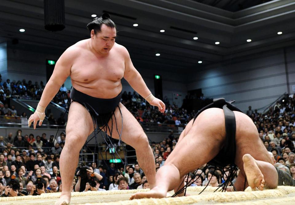 松鳳山（右）をはたき込みで下し全勝を守った鶴竜＝エディオンアリーナ大阪（撮影・佐藤厚）