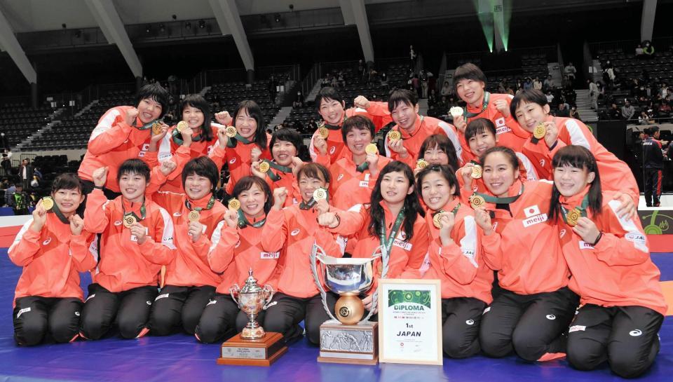 　金メダルを手にポーズを決めるキャプテンの土性沙羅（前列右から４人目）ら女子レスリング日本代表メンバー