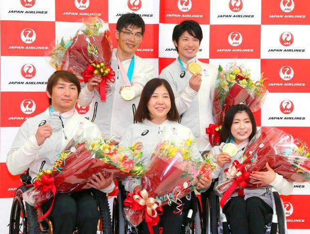 ５メダル獲得の村岡「長時間掛けていると首がとれてしまう」パラリンピック選手団帰国