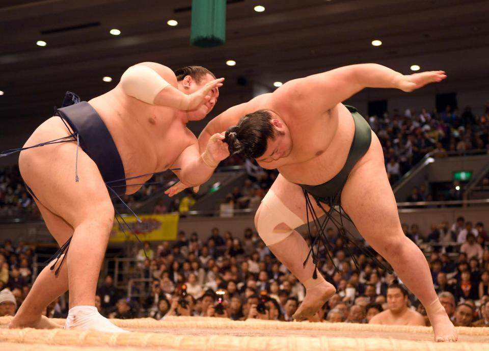 勢（左）は豊山のまげをつかむ＝エディオンアリーナ大阪（撮影・山口登）