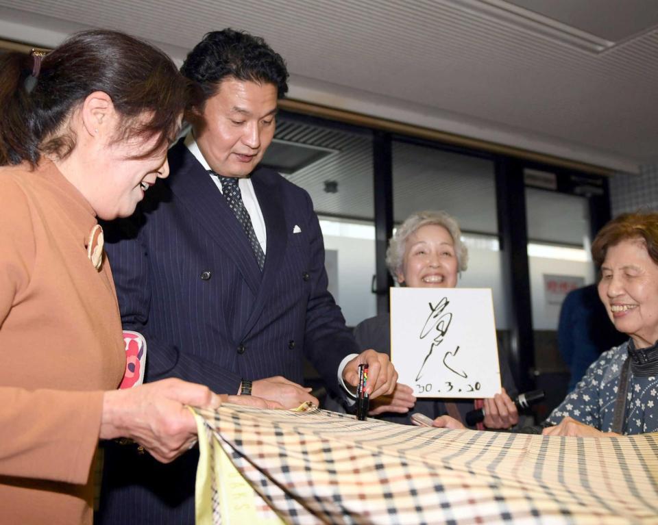 　来場者にサインする貴乃花親方