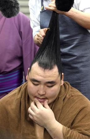 鶴竜は連勝が１１で止まり支度部屋でさえない表情を見せる＝エディオンアリーナ大阪（撮影・山口登）