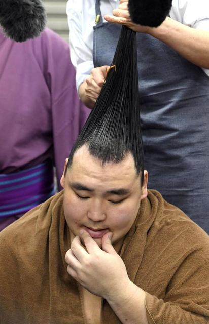 鶴竜、初日からの連勝ストップ　単独首位は変わらず「もう一度初日のつもりで」