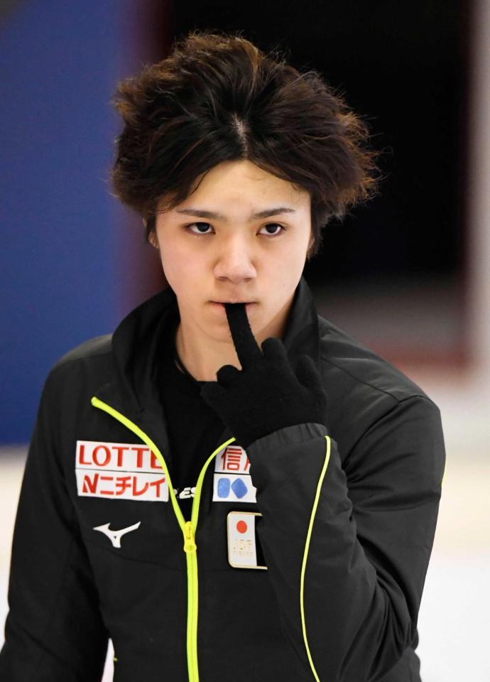 　公式練習中に手袋を外す宇野昌磨。この後、練習を途中で切り上げた（共同）