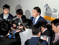 会場入りし報道陣の取材に応じる貴乃花親方（撮影・山口登）
