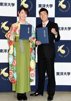 卒業証書を手に笑顔を見せる桐生祥秀（右）と大橋悠依（撮影・開出牧）
