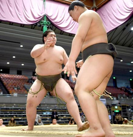 　朝日凰（右）を押し出しで破り、序ノ口優勝を決めた納谷