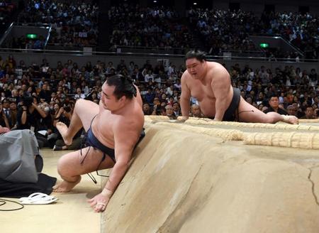 鶴竜（左）は豪栄道を叩き込みで破り幕内優勝を決める＝エディオンアリーナ大阪（撮影・山口登）