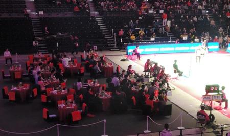 新設されたバドミントンの「トップ４トーナメント」。コート近くには、食事付きの円卓で観戦できる「ロイヤルボックス」も設置された＝ゼビオアリーナ仙台