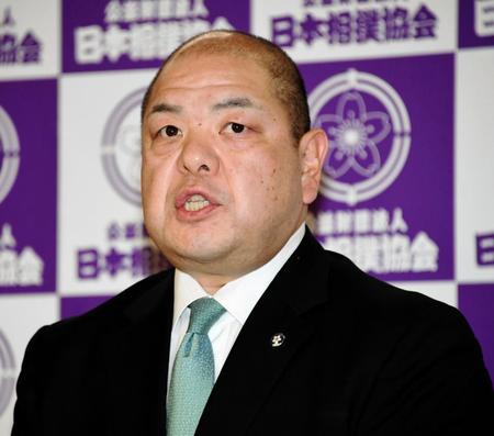 理事長の続投が決まり会見する八角理事長＝両国国技館（撮影・棚橋慶太）