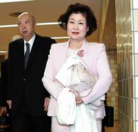 評議員会の会場へ向かう池坊保子議長＝両国国技館（撮影・棚橋慶太）