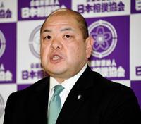 理事長の続投が決まり会見する八角理事長＝両国国技館（撮影・棚橋慶太）