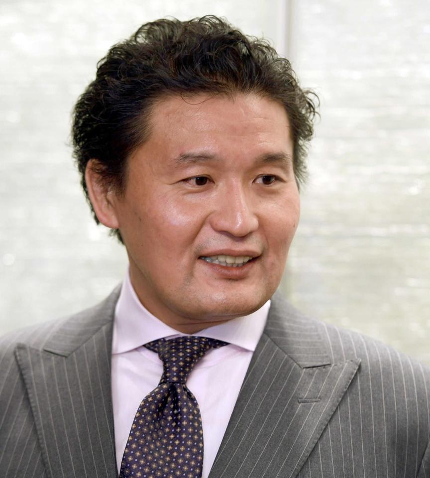 　春場所の打ち上げパーティーで報道陣の取材に応じる貴乃花親方
