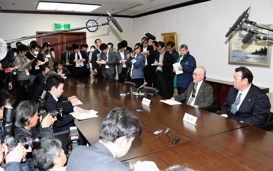 横綱審議委員会を終え会見する北村正任委員長と春日野理事（右）＝両国国技館（撮影・棚橋慶太）