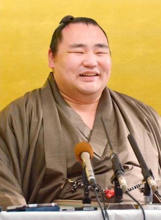 　４度目の優勝から一夜明け、記者会見する鶴竜