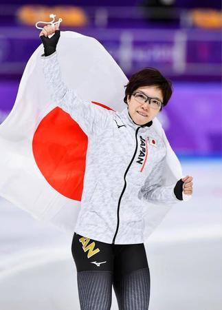 　平昌冬季五輪のスピードスケート女子５００メートルで金メダルを獲得し、日の丸を掲げる小平奈緒（共同）